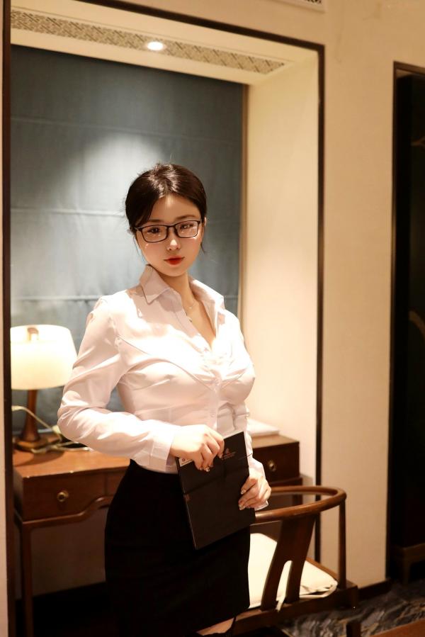    XR-Uncensored-陈小花-职业装OL办公私密诱惑-眼镜娘-性感私房内购写真-XiuRen秀人网第23张图片