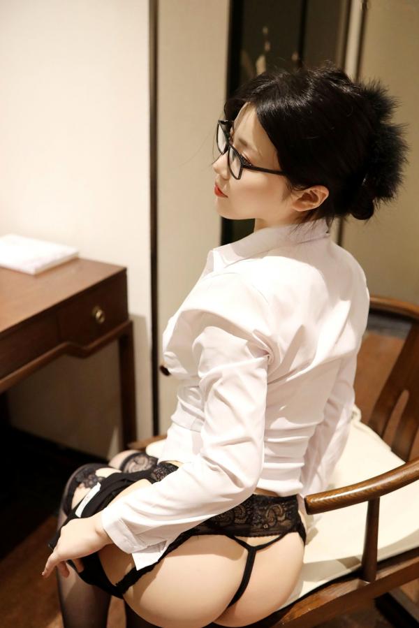    XR-Uncensored-陈小花-职业装OL办公私密诱惑-眼镜娘-性感私房内购写真-XiuRen秀人网第40张图片
