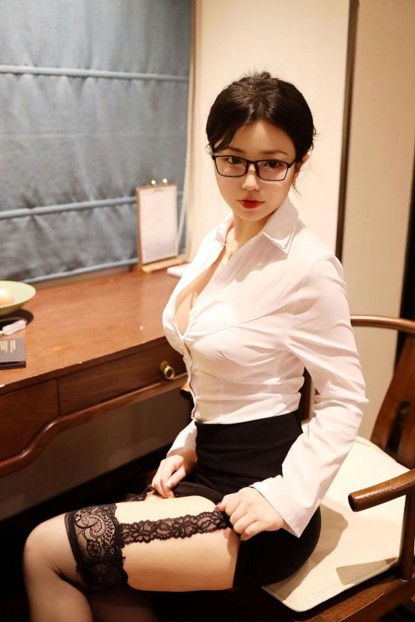    XR-Uncensored-陈小花-职业装OL办公私密诱惑-眼镜娘-性感私房内购写真-XiuRen秀人网第45张图片