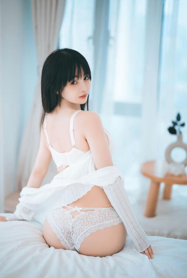 桜井宁宁 樱井宁宁  桜井宁宁-052-人妻：纯白蕾丝居家私房写真，极致诱惑美臀曲线，私密氛围感十足第15张图片