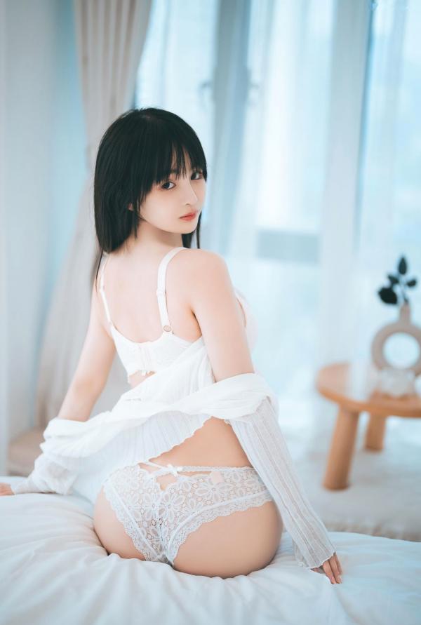 桜井宁宁 樱井宁宁  桜井宁宁-052-人妻：纯白蕾丝居家私房写真，极致诱惑美臀曲线，私密氛围感十足第16张图片