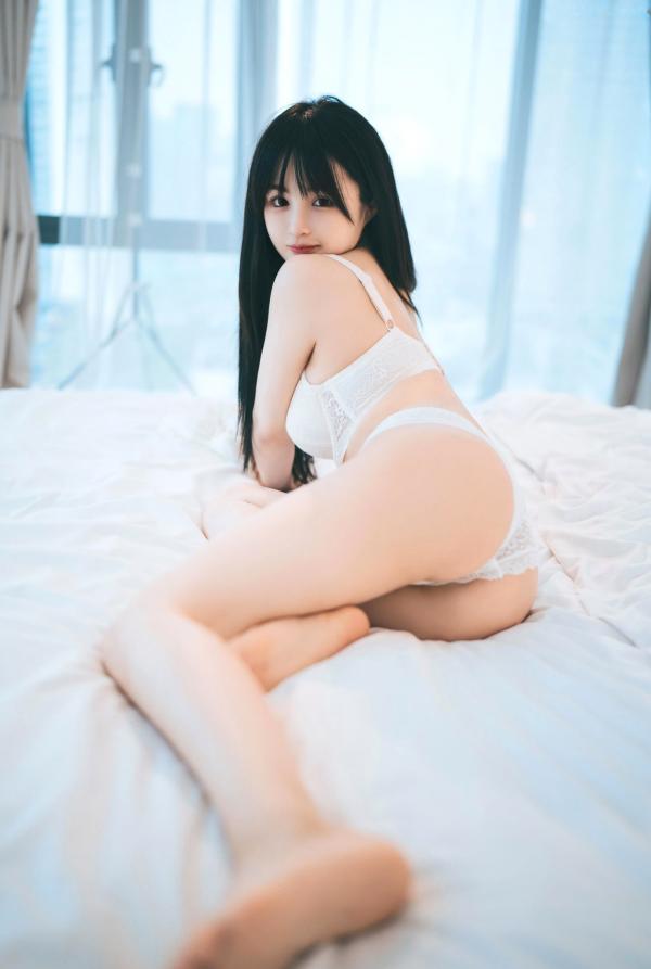 桜井宁宁 樱井宁宁  桜井宁宁-052-人妻：纯白蕾丝居家私房写真，极致诱惑美臀曲线，私密氛围感十足第33张图片