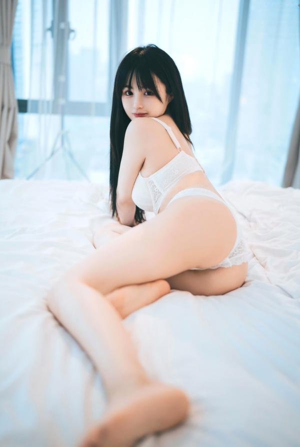 桜井宁宁 樱井宁宁  桜井宁宁-052-人妻：纯白蕾丝居家私房写真，极致诱惑美臀曲线，私密氛围感十足第34张图片