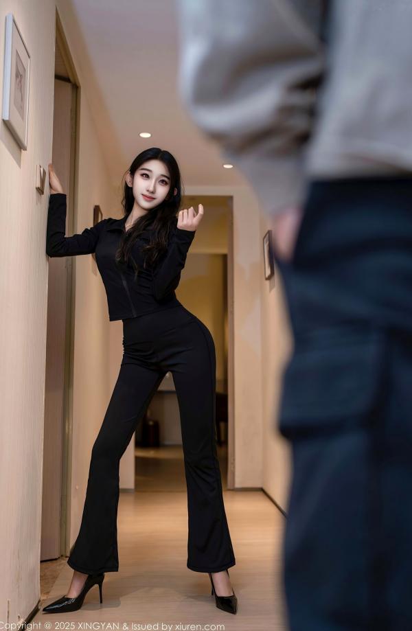    星冉-黑色运动服与白色内衣的诱惑私房写真，冷艳气质尽显极致魅力第1张图片