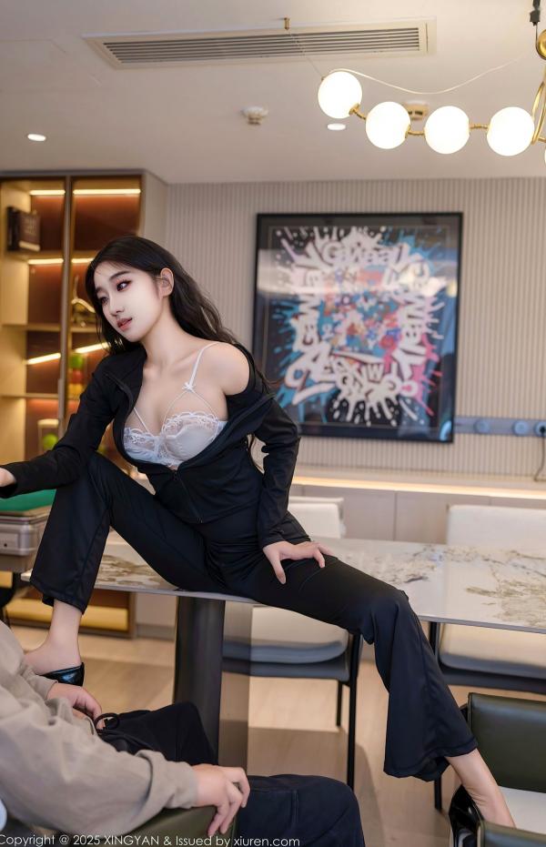    星冉-黑色运动服与白色内衣的诱惑私房写真，冷艳气质尽显极致魅力第11张图片