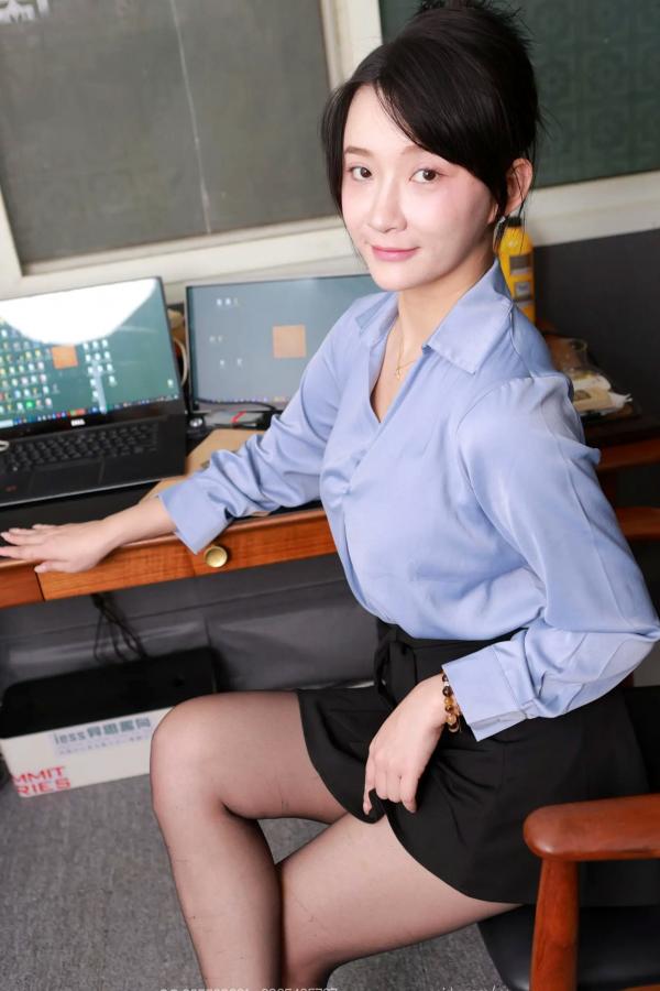    IESS异思趣向 秋秋《左看右顾》：黑丝美腿职场OL制服写真，办公室优雅诱惑私房套图 [84P]第84张图片