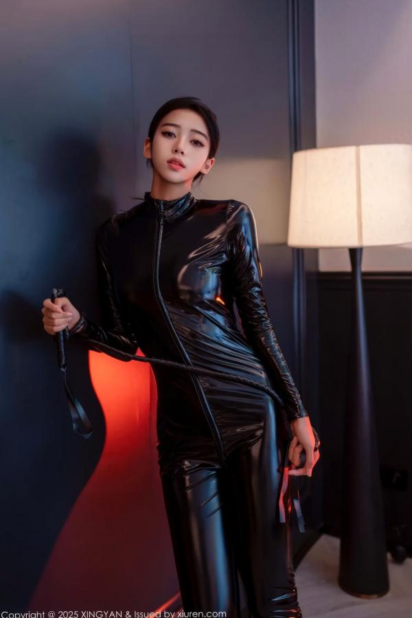 时安安Camellia 时安安  [XINGYAN]星颜社 2025.11.26 Vol.434 时安安：冷艳黑漆皮紧身衣，暗夜极致曲线诱惑 [73P]第1张图片