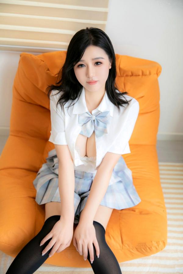    秀人网模特金小依JK学生妹私房写真，极致童颜巨乳穿搭展示，白色内衣配格纹短裙，高颜值福利私拍，丝袜美腿诱惑无限第26张图片