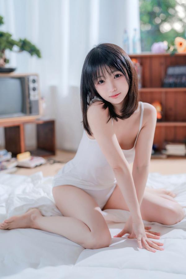 桜井宁宁 樱井宁宁  桜井宁宁-047-吊带女孩私房自拍，室内居家纯欲风，唯美白色内衣写真，极致诱惑身材第4张图片