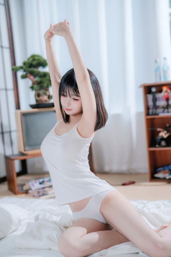 桜井宁宁 樱井宁宁  桜井宁宁-047-吊带女孩私房自拍，室内居家纯欲风，唯美白色内衣写真，极致诱惑身材第13张图片