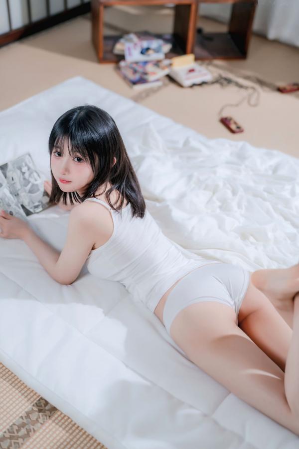 桜井宁宁 樱井宁宁  桜井宁宁-047-吊带女孩私房自拍，室内居家纯欲风，唯美白色内衣写真，极致诱惑身材第22张图片