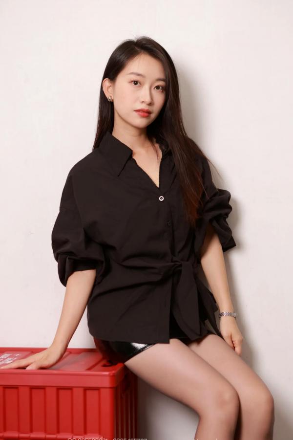    IESS异思趣向 小婕《时尚女郎》黑丝高跟鞋私房美腿写真第23张图片