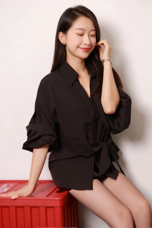    IESS异思趣向 小婕《时尚女郎》黑丝高跟鞋私房美腿写真第28张图片
