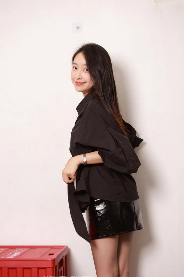    IESS异思趣向 小婕《时尚女郎》黑丝高跟鞋私房美腿写真第35张图片