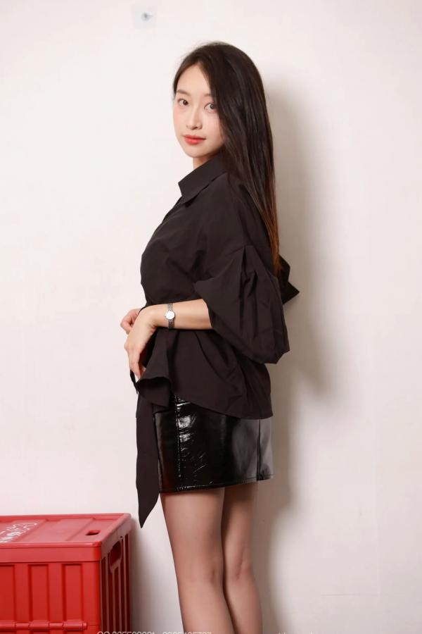    IESS异思趣向 小婕《时尚女郎》黑丝高跟鞋私房美腿写真第37张图片