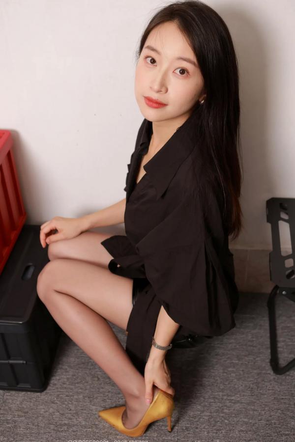    IESS异思趣向 小婕《时尚女郎》黑丝高跟鞋私房美腿写真第41张图片