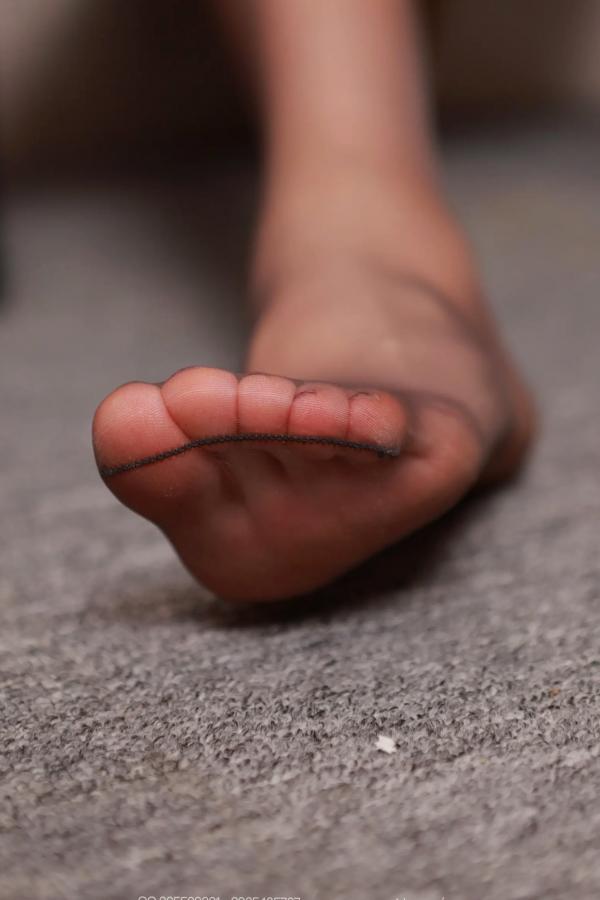    IESS异思趣向 小婕《时尚女郎》黑丝高跟鞋私房美腿写真第49张图片