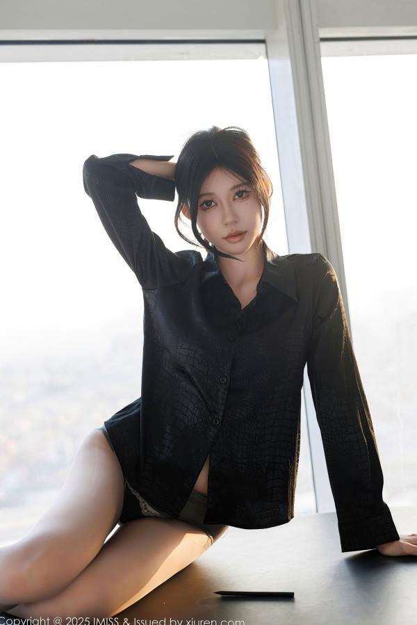    IMiss爱蜜社-781-泥鳅鳅-高层办公室OL制服诱惑，黑色衬衫短裙尽显职场御姐范与性感美腿高清私房写真第29张图片