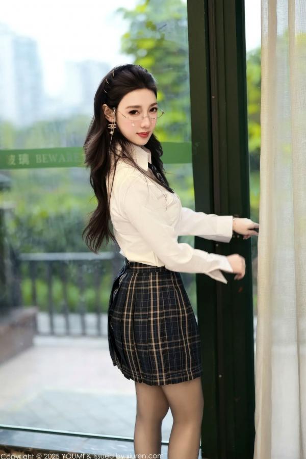    [YouMi]尤蜜荟 2025.11.21 Vol.1183 Twins-桃桃 - 制服校服女神，知性白衬衫搭配格纹短裙，黑丝美腿诱惑私房精选第6张图片