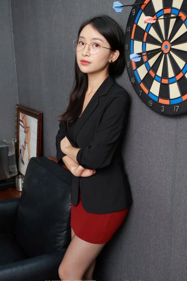    IESS异思趣向 小婕《职场知性御姐包臀裙》黑丝美腿OL制服诱惑系列写真第11张图片