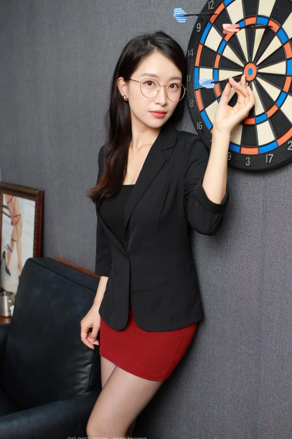    IESS异思趣向 小婕《职场知性御姐包臀裙》黑丝美腿OL制服诱惑系列写真第17张图片