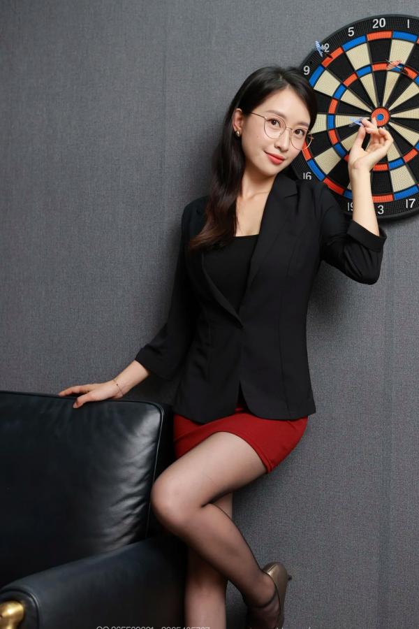    IESS异思趣向 小婕《职场知性御姐包臀裙》黑丝美腿OL制服诱惑系列写真第20张图片