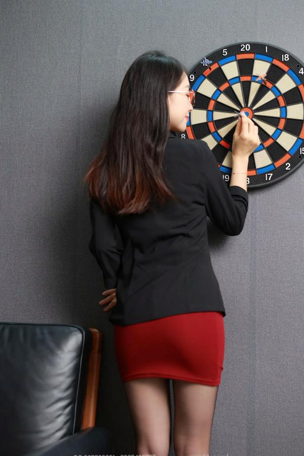    IESS异思趣向 小婕《职场知性御姐包臀裙》黑丝美腿OL制服诱惑系列写真第23张图片