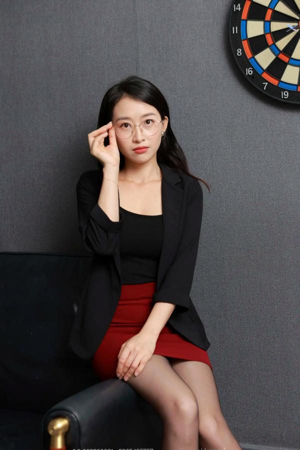    IESS异思趣向 小婕《职场知性御姐包臀裙》黑丝美腿OL制服诱惑系列写真第32张图片