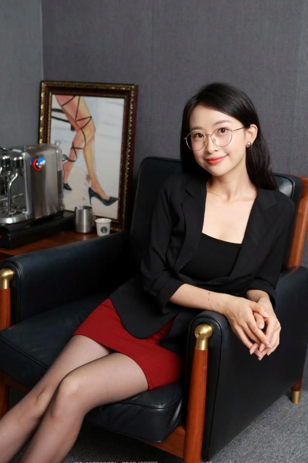    IESS异思趣向 小婕《职场知性御姐包臀裙》黑丝美腿OL制服诱惑系列写真第34张图片