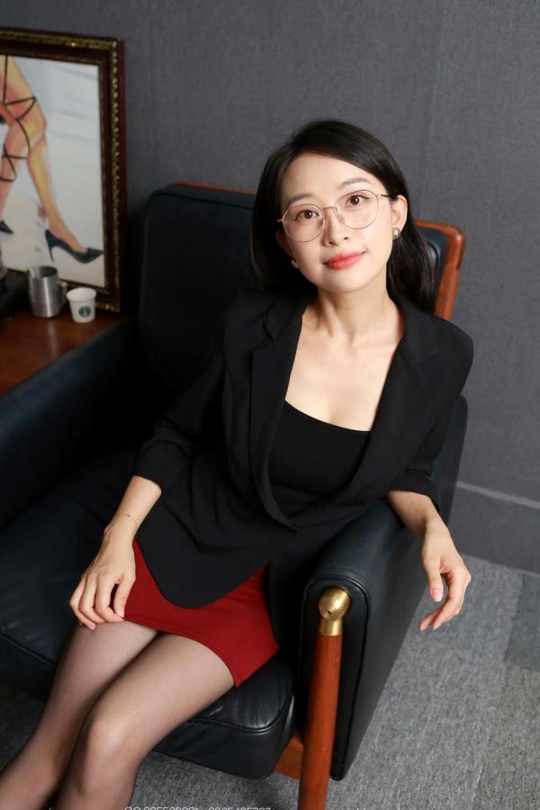    IESS异思趣向 小婕《职场知性御姐包臀裙》黑丝美腿OL制服诱惑系列写真第36张图片