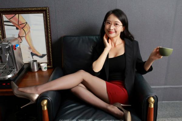    IESS异思趣向 小婕《职场知性御姐包臀裙》黑丝美腿OL制服诱惑系列写真第68张图片