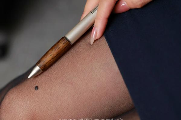    IESS异思趣向 婉萍《OL的潜规则》办公室内黑丝尽显美腿职业装高跟鞋诱惑制服摄影第76张图片