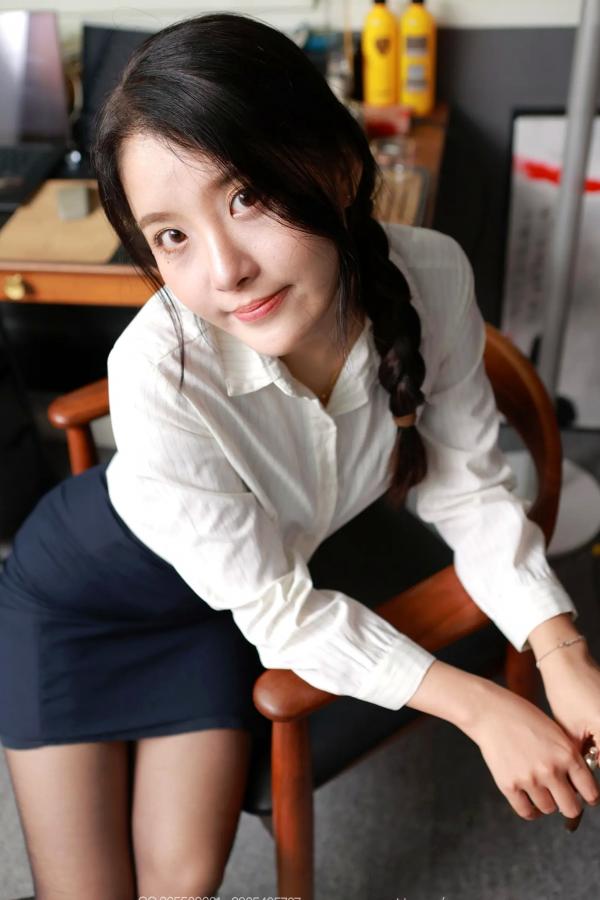    IESS异思趣向 婉萍《OL的潜规则》办公室内黑丝尽显美腿职业装高跟鞋诱惑制服摄影第81张图片