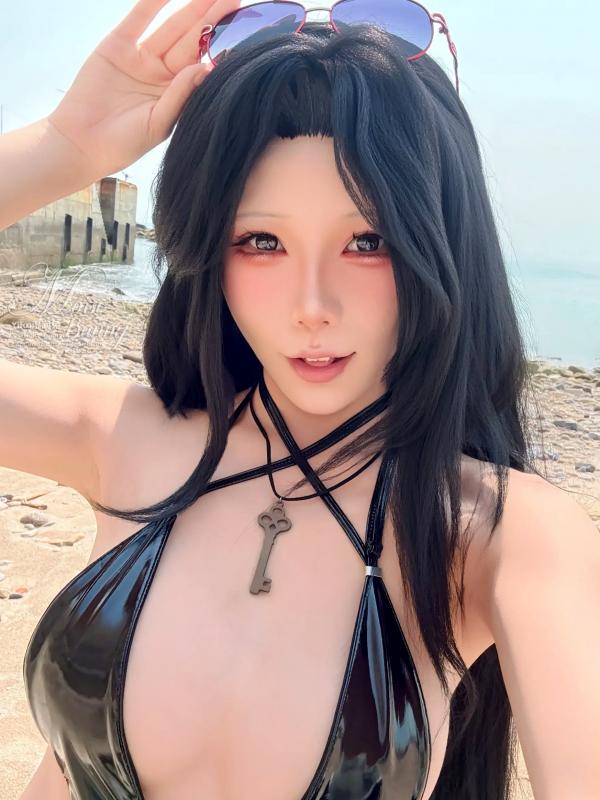    咬一口兔娘 (Yiko湿润兔) 2025泳装限定作：梅登·艳阳之下，户外海边黑色亮面感泳衣，极致身材诱惑视觉大片第12张图片
