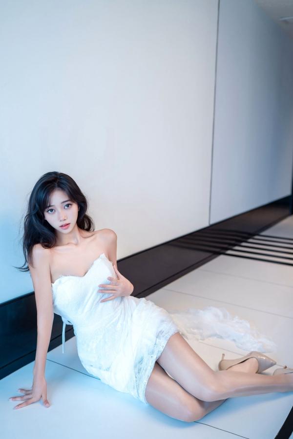 时安安Camellia 时安安  【XR-Uncensored】时安安：白色蕾丝长裙与肤色丝袜私房写真，极致美腿演绎优雅诱惑，XingYan星颜社绝美私拍第18张图片