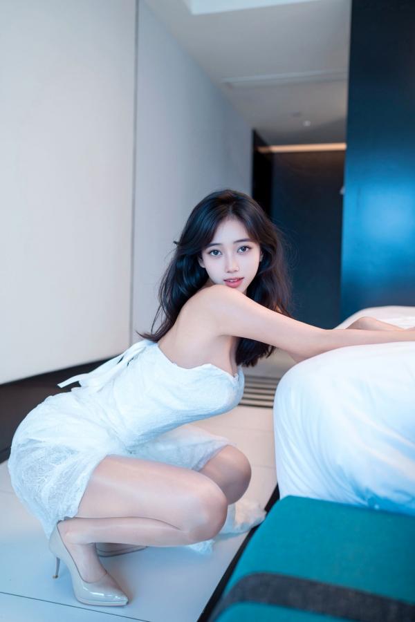时安安Camellia 时安安  【XR-Uncensored】时安安：白色蕾丝长裙与肤色丝袜私房写真，极致美腿演绎优雅诱惑，XingYan星颜社绝美私拍第20张图片