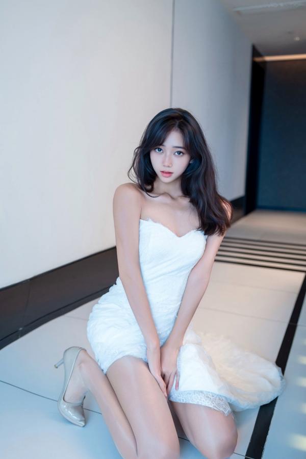 时安安Camellia 时安安  【XR-Uncensored】时安安：白色蕾丝长裙与肤色丝袜私房写真，极致美腿演绎优雅诱惑，XingYan星颜社绝美私拍第22张图片