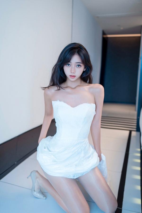 时安安Camellia 时安安  【XR-Uncensored】时安安：白色蕾丝长裙与肤色丝袜私房写真，极致美腿演绎优雅诱惑，XingYan星颜社绝美私拍第24张图片
