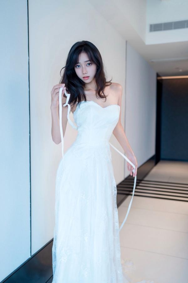 时安安Camellia 时安安  【XR-Uncensored】时安安：白色蕾丝长裙与肤色丝袜私房写真，极致美腿演绎优雅诱惑，XingYan星颜社绝美私拍第25张图片