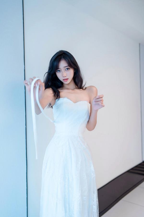 时安安Camellia 时安安  【XR-Uncensored】时安安：白色蕾丝长裙与肤色丝袜私房写真，极致美腿演绎优雅诱惑，XingYan星颜社绝美私拍第26张图片