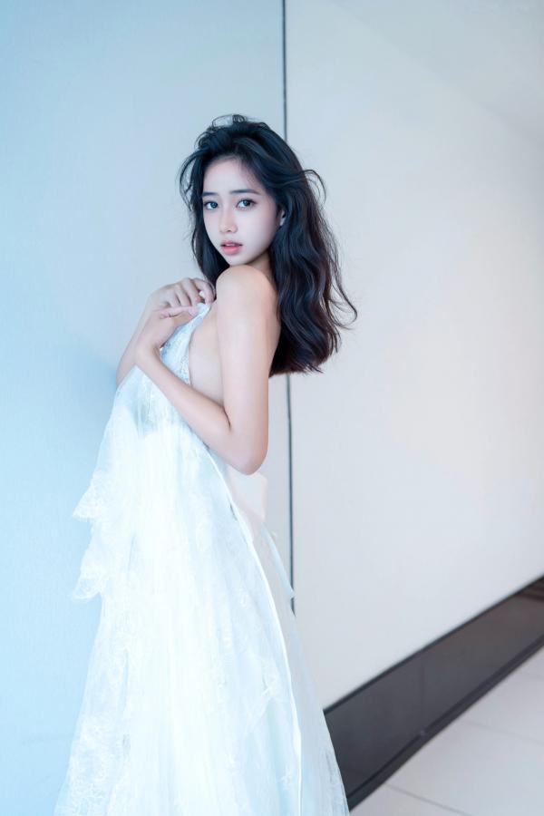 时安安Camellia 时安安  【XR-Uncensored】时安安：白色蕾丝长裙与肤色丝袜私房写真，极致美腿演绎优雅诱惑，XingYan星颜社绝美私拍第38张图片