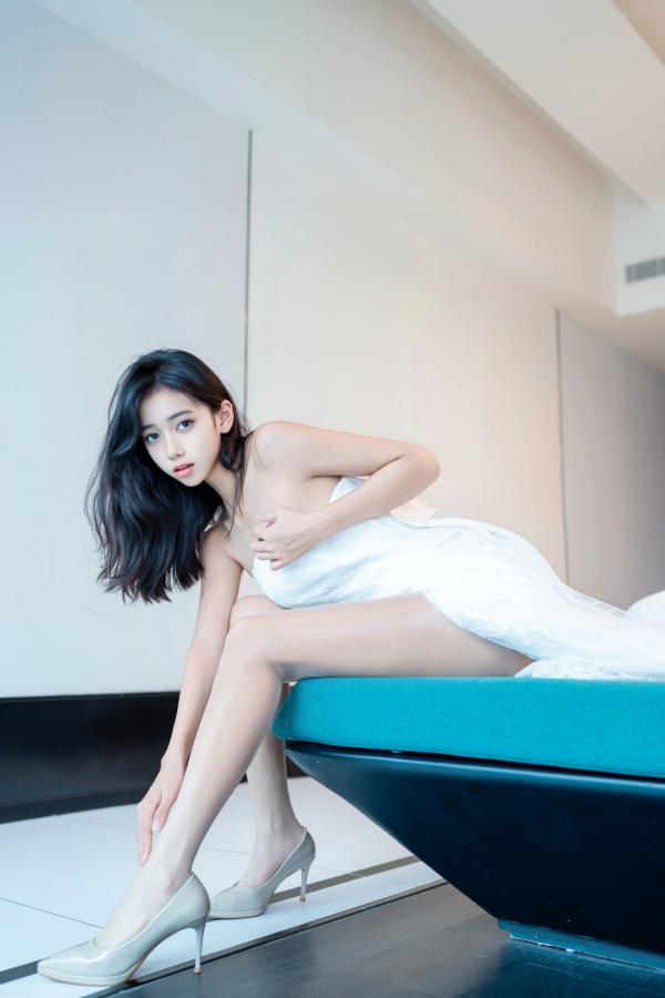 时安安Camellia 时安安  【XR-Uncensored】时安安：白色蕾丝长裙与肤色丝袜私房写真，极致美腿演绎优雅诱惑，XingYan星颜社绝美私拍第45张图片