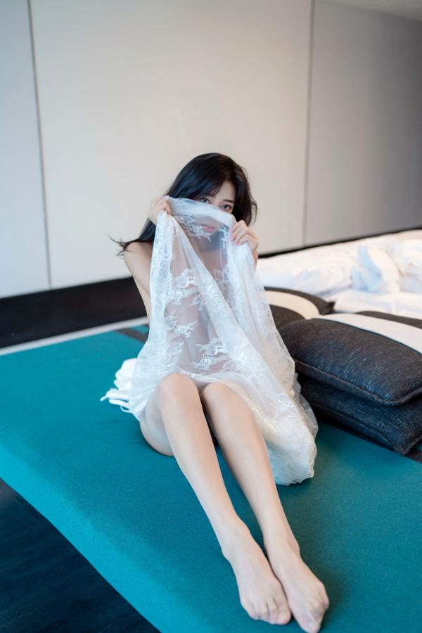 时安安Camellia 时安安  【XR-Uncensored】时安安：白色蕾丝长裙与肤色丝袜私房写真，极致美腿演绎优雅诱惑，XingYan星颜社绝美私拍第73张图片