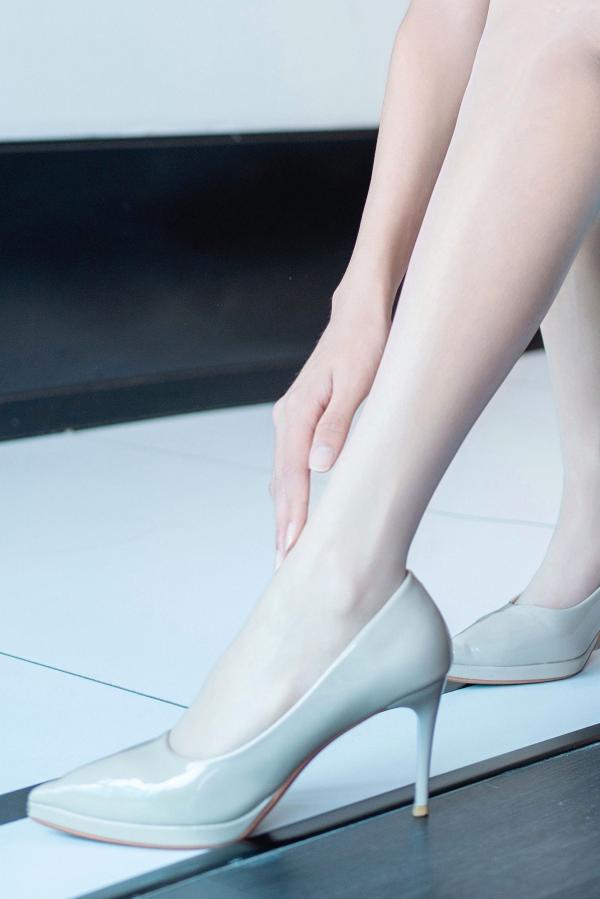 时安安Camellia 时安安  【XR-Uncensored】时安安：白色蕾丝长裙与肤色丝袜私房写真，极致美腿演绎优雅诱惑，XingYan星颜社绝美私拍第79张图片