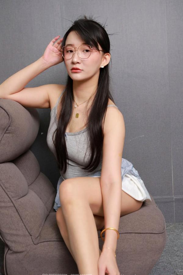    IESS异思趣向 秋秋《灰色吊带》居家私房清新感少女佩戴眼镜写真合集第15张图片