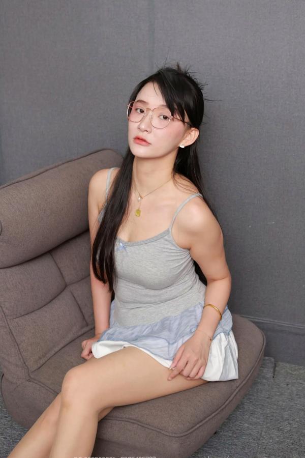    IESS异思趣向 秋秋《灰色吊带》居家私房清新感少女佩戴眼镜写真合集第30张图片
