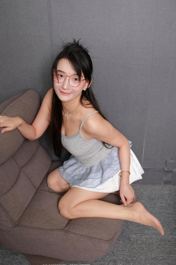    IESS异思趣向 秋秋《灰色吊带》居家私房清新感少女佩戴眼镜写真合集第41张图片