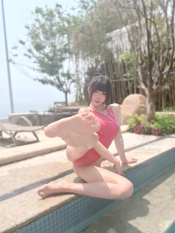    《咬一口兔娘 - 2025泳装限定作 水泳部前辈：户外泳池湿身美臀诱惑》第71张图片