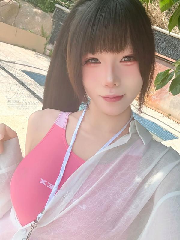    《咬一口兔娘 - 2025泳装限定作 水泳部前辈：户外泳池湿身美臀诱惑》第74张图片