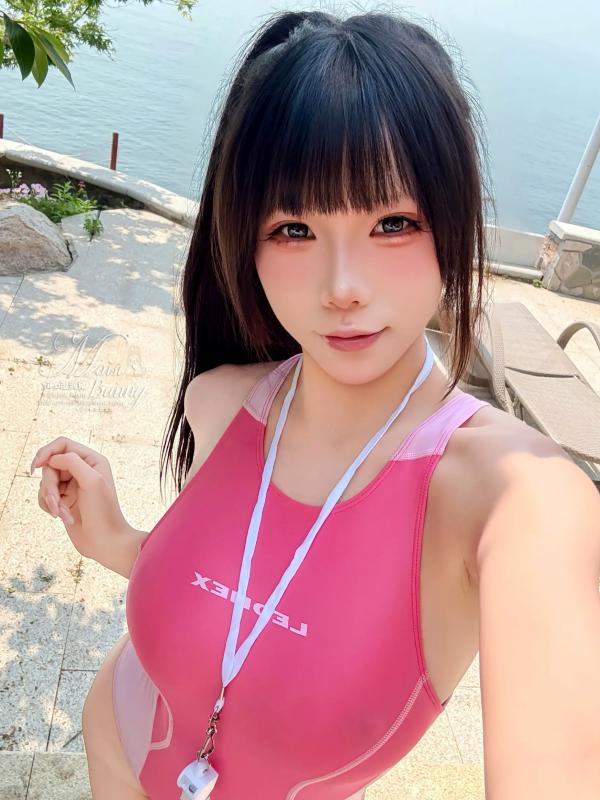    《咬一口兔娘 - 2025泳装限定作 水泳部前辈：户外泳池湿身美臀诱惑》第77张图片